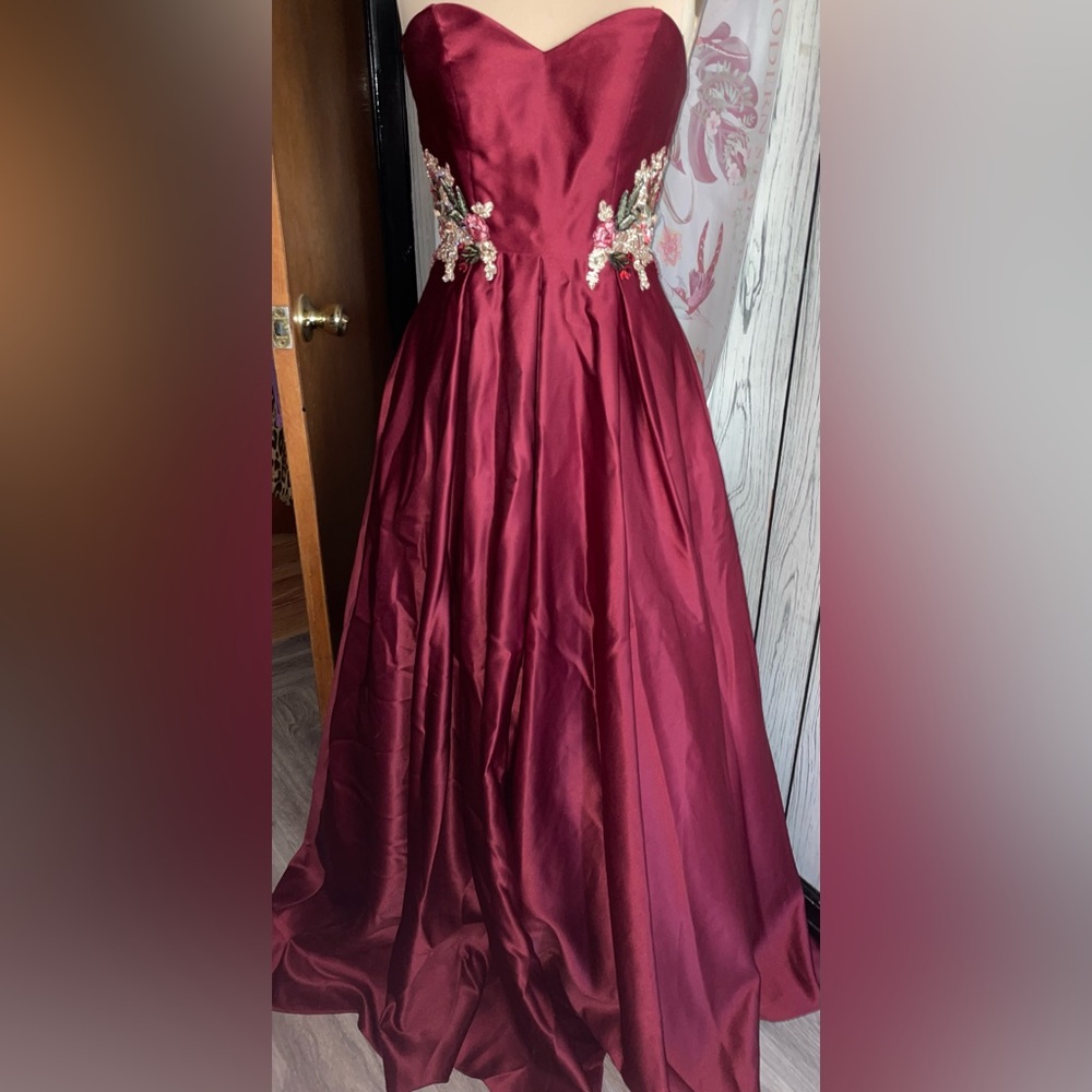Elegant brand new with tags wine embroidered side gown in juniors size 3